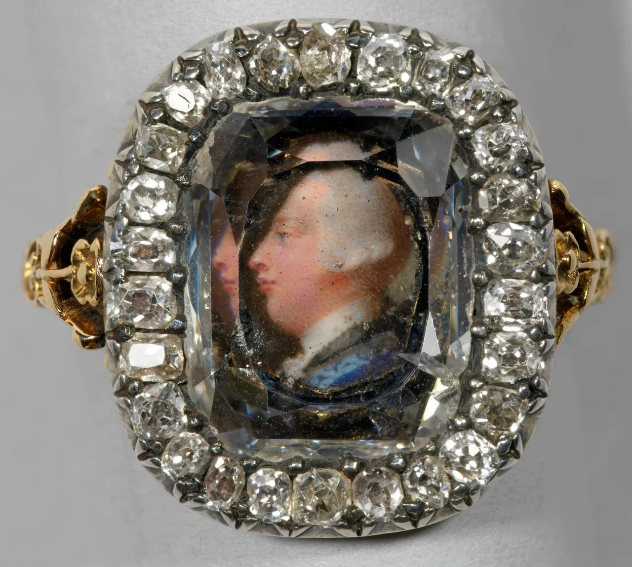 Chiếc nhẫn có hình Vua George III của Vương hậu Charlotte