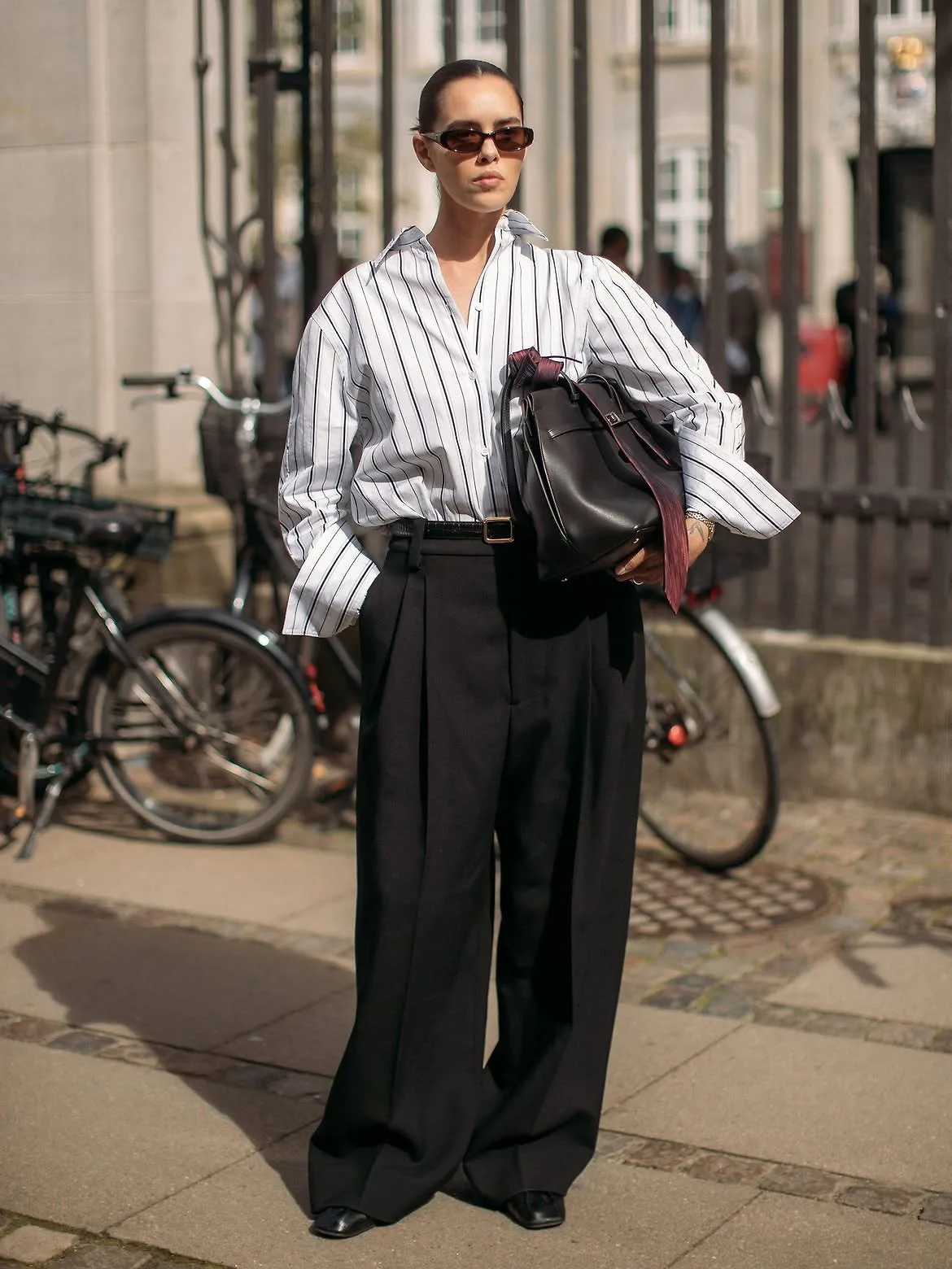 Sự kết hợp kinh điển của sơ mi oversized và quần âu.