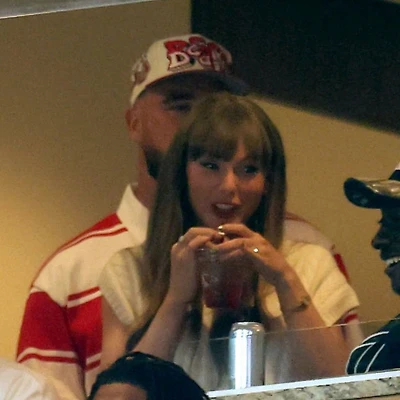 Taylor Swift xuất hiện trong khán đài VIP cùng Travis Kelce