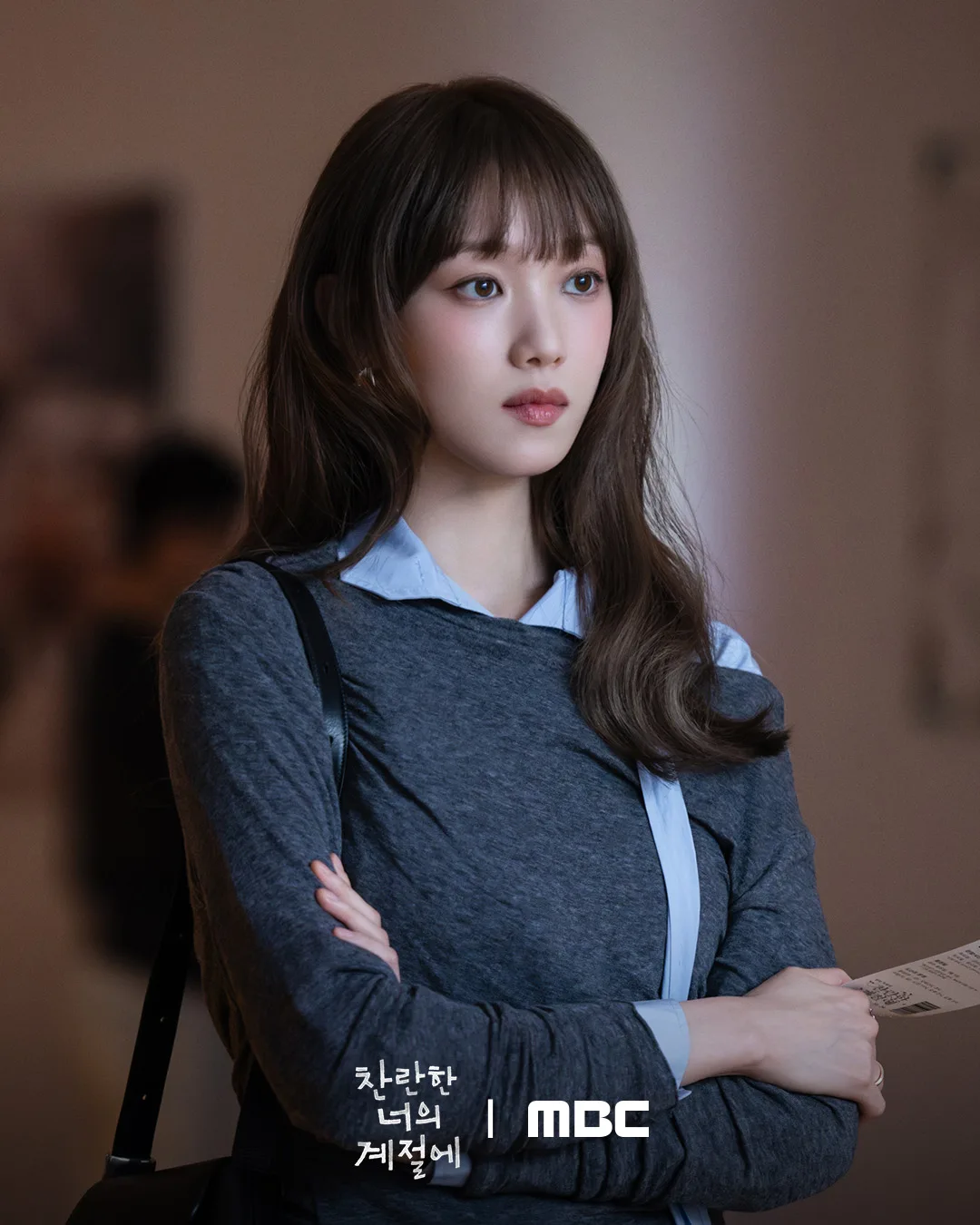 Lee Sung Kyung diện áo len xám