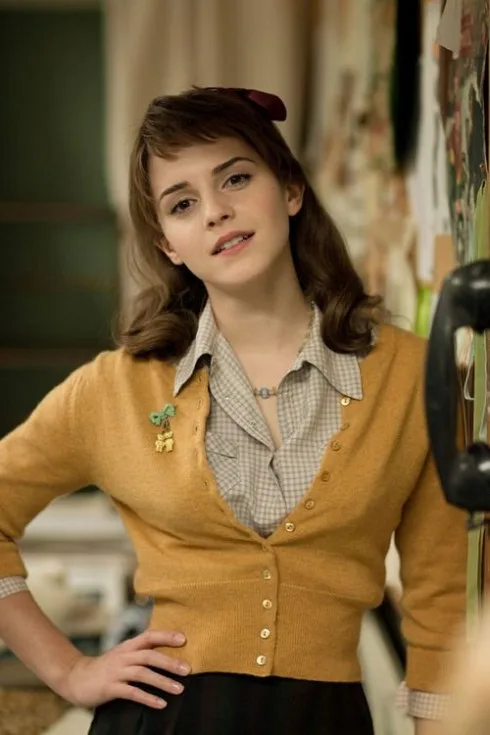 Bảng màu cho quần áo của Lucy trầm hơn và vintage với áo sơ mi, váy chữ A và áo cardigan ngắn.