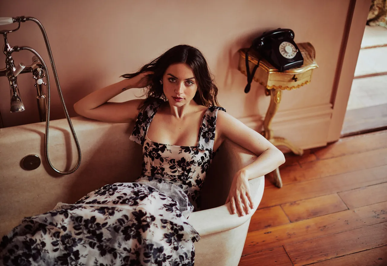 Ana de Armas với vẻ đẹp rạng ngời. Ana de Armas với vẻ đẹp rạng ngời.