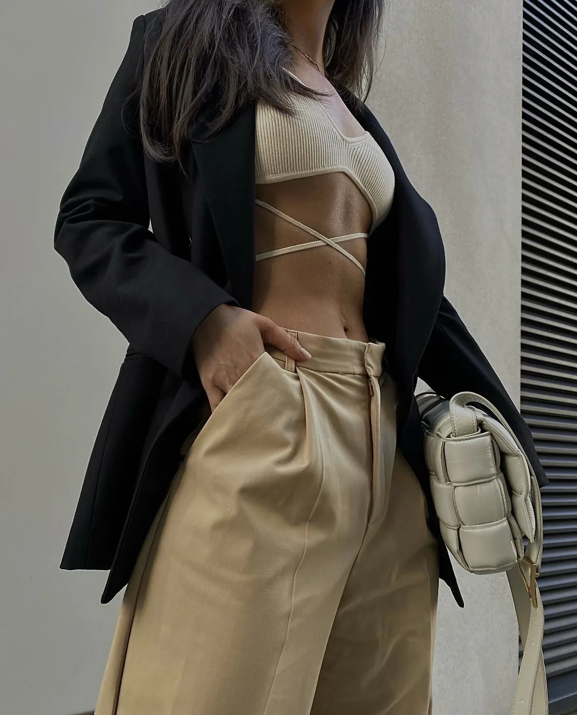 blazer và bra top buộc dây
