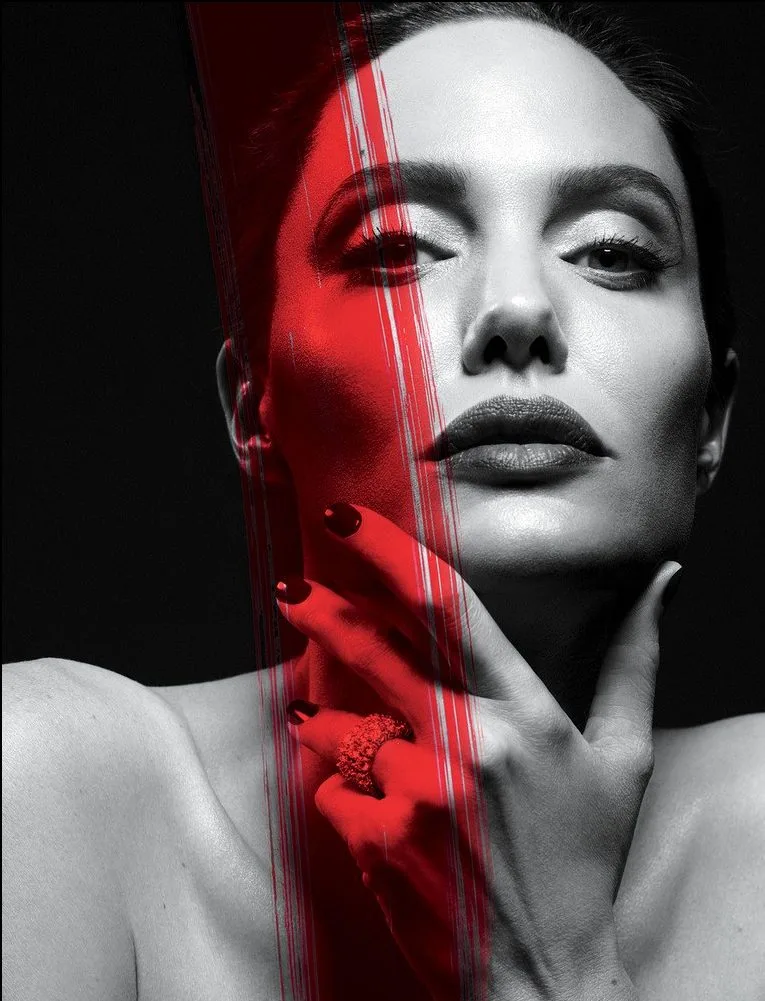 Angelina Jolie:" Khoảng thời gian này thật sự khó khăn!" Angelina Jolie đang mắc bệnh liệt nữa cơ mặt