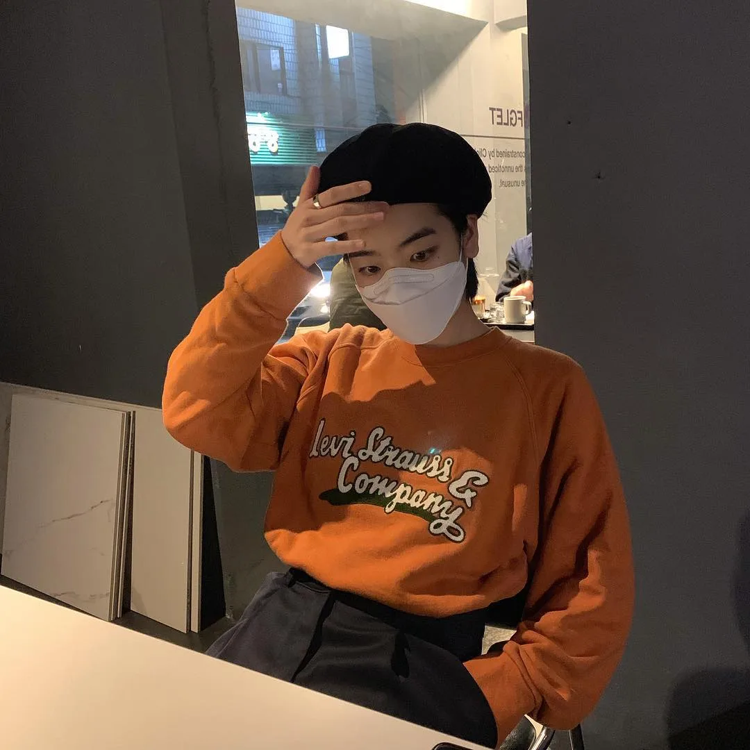 Nữ diễn viên Itaewon Class Lee Joo Young diện áo sweater màu cam nổi bật cùng với quần và mũ beret đen