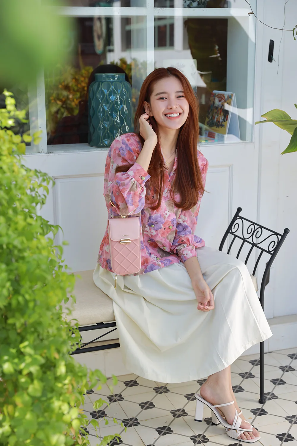 Trâm Ngô cùng túi clutch hồng Juno và sandals trắng