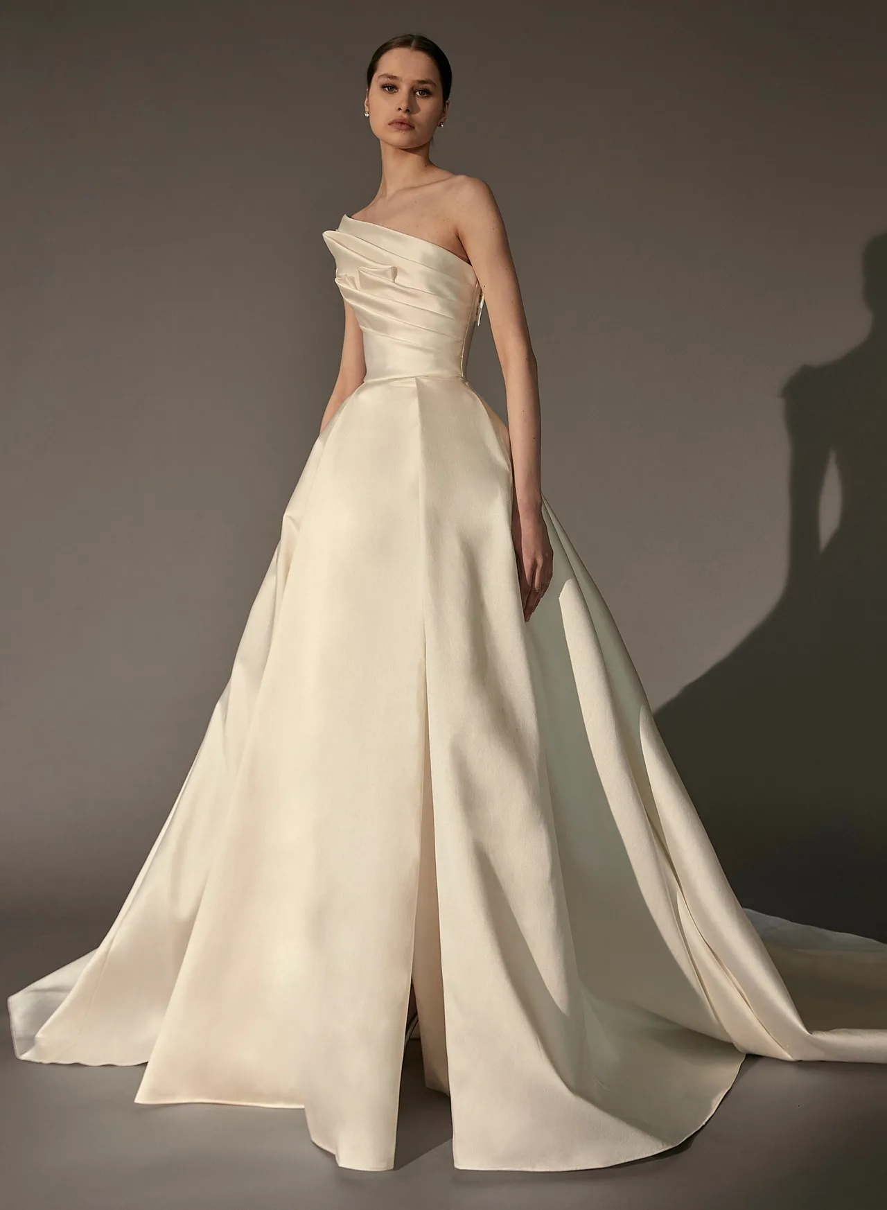 váy lệch vai Elie Saab cho cô dâu Song Tử