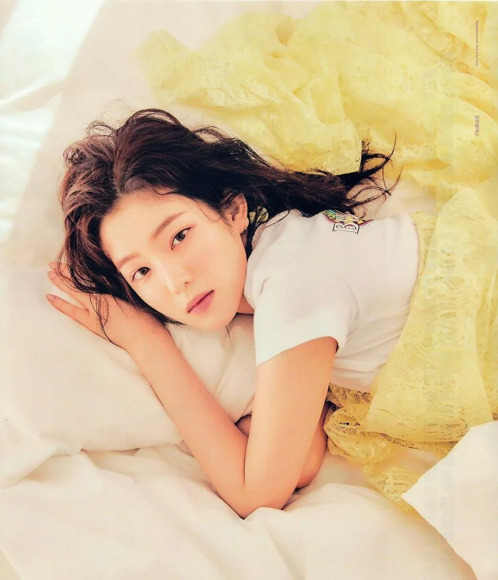 Irene nằm trên giường. Irene nằm trên giường.