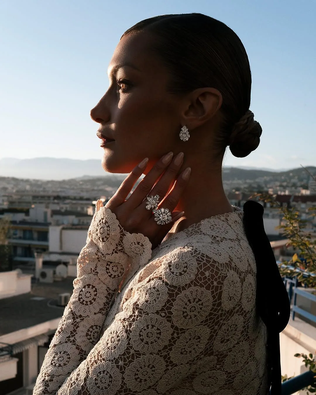 Bella Hadid đeo Chopard tại Cannes 2026