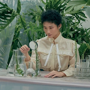 cô gái cầm kính lúp soi cây bền vững