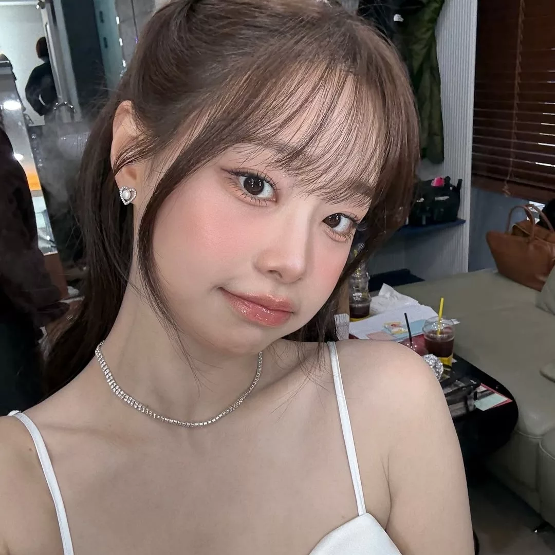 cô gái với kiểu tóc mái thưa