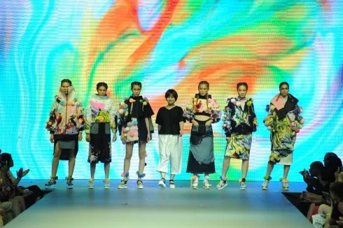 NTK Đỗ Hồng Hạnh và tác phẩm của mình tại show diễn.