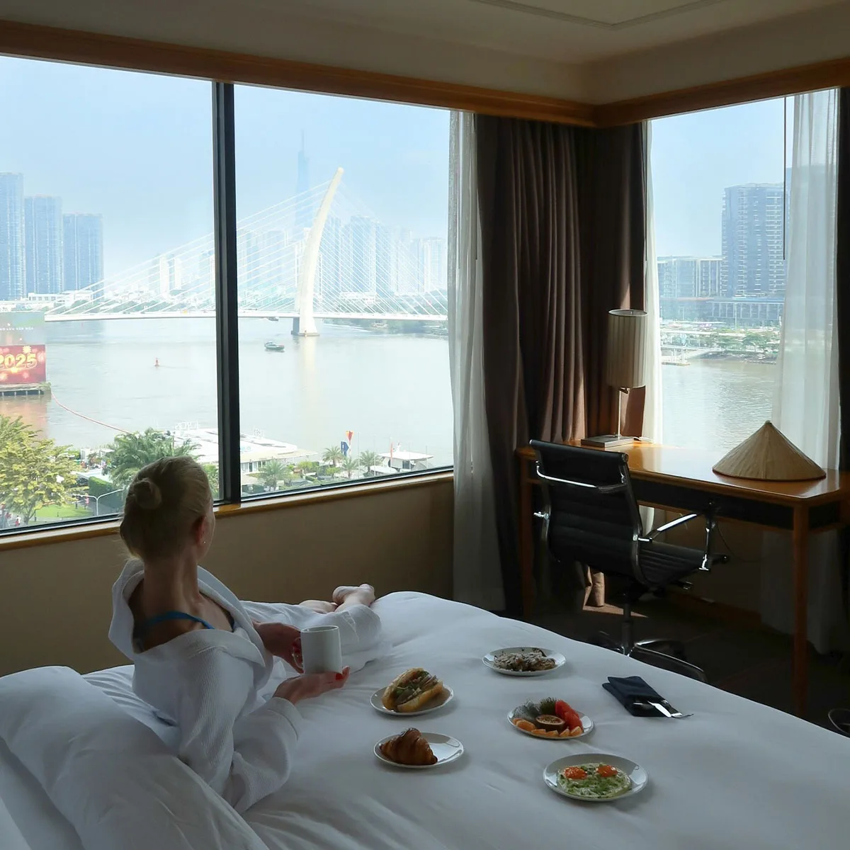 khách sạn view đẹp renaissance riverside saigon