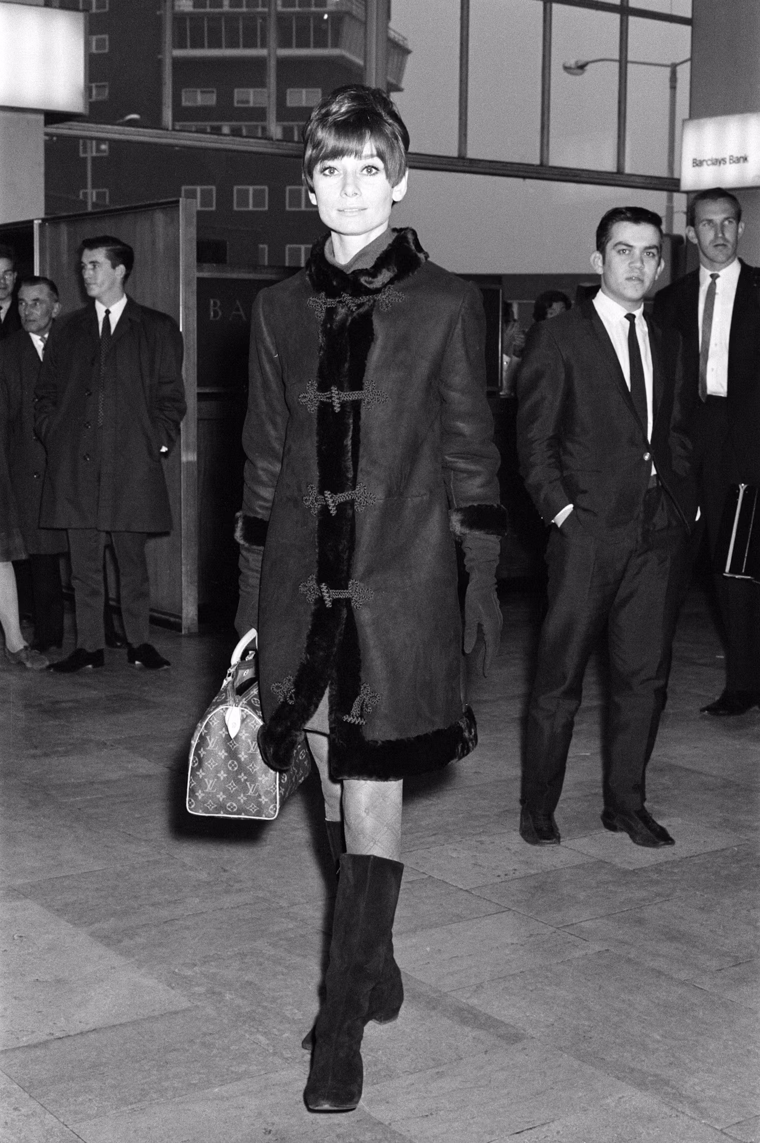 Năm 1966, Audrey Hepburn mang theo chiếc Speedy trên đường trở về nhà ở Thụy Sĩ.