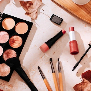 đồ makeup bừa bộn trên bàn