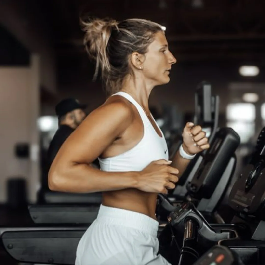 người mẫu tập cardio trong chu kì nội tiết tố
