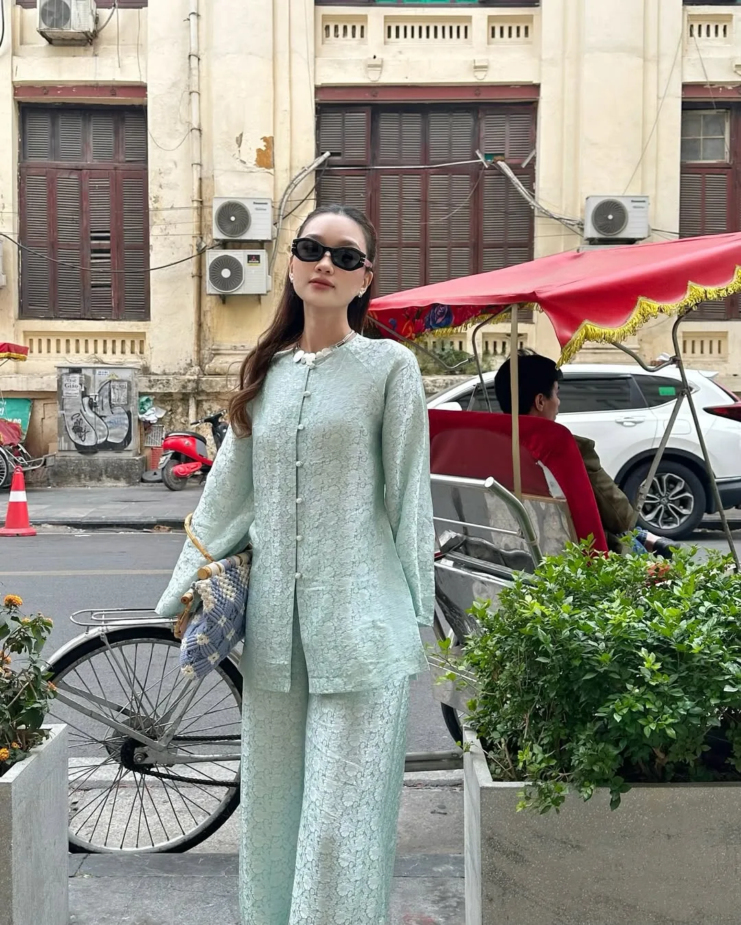 Bản phối thanh lịch giữa áo bà ba lụa mềm và quần lụa ống rộng cùng tone, tạo nên diện mạo trẻ trung nhưng vẫn đậm chất thơ.