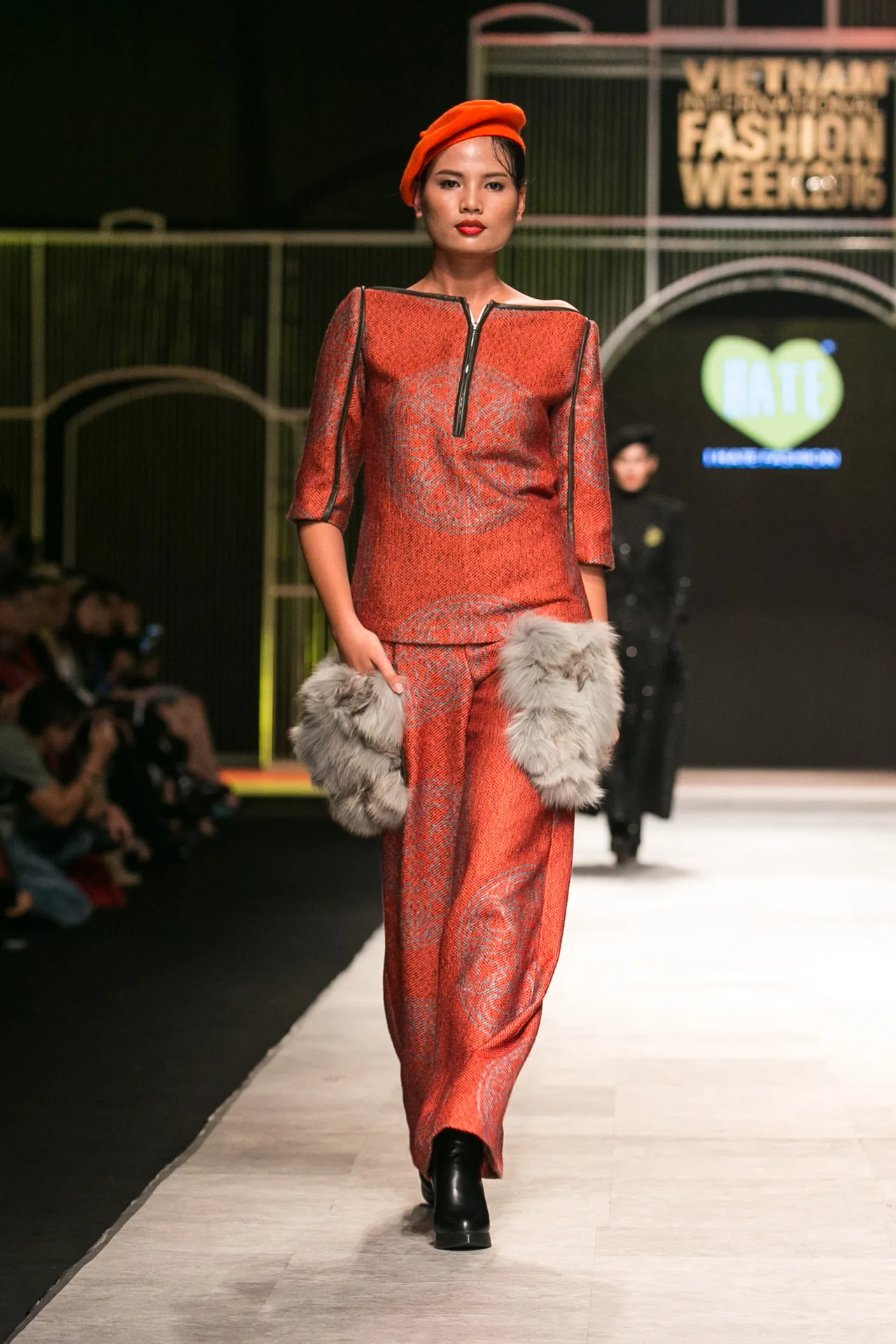 I HATE FASHION thả “Ký ức những mùa đông cũ kỹ” vào BST Thu-Đông 2016 tại VIFW - ELLE VN