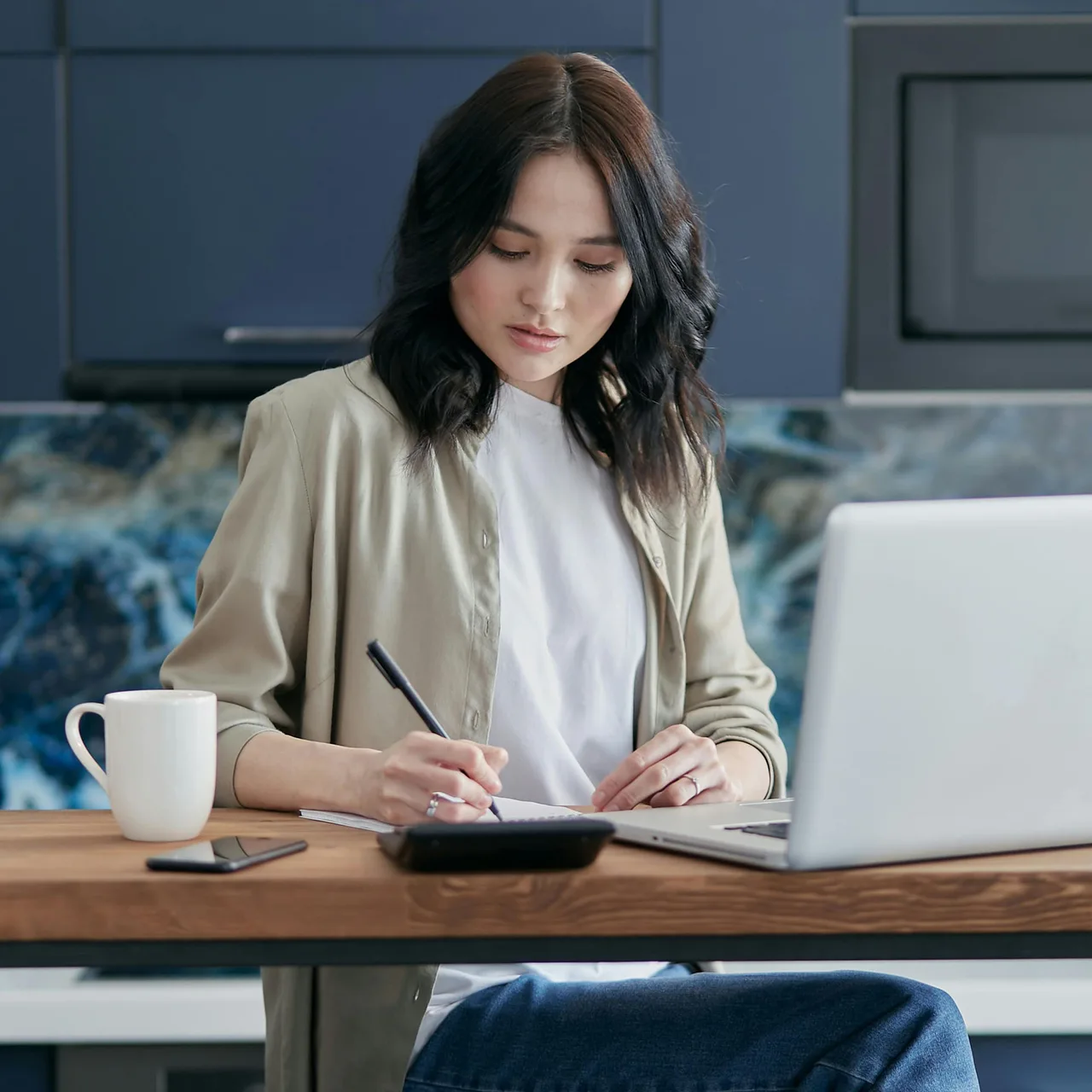 cô gái tóc ngang vai đang lập quỹ dự phòng