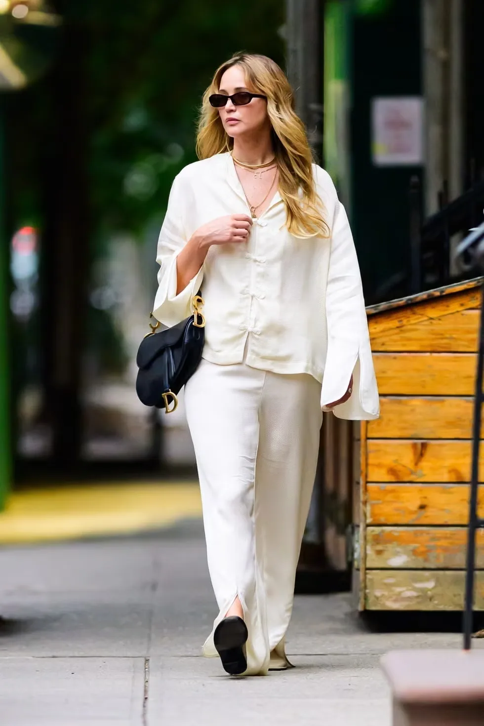 Jennifer Lawrence diện bản phối màu trắng