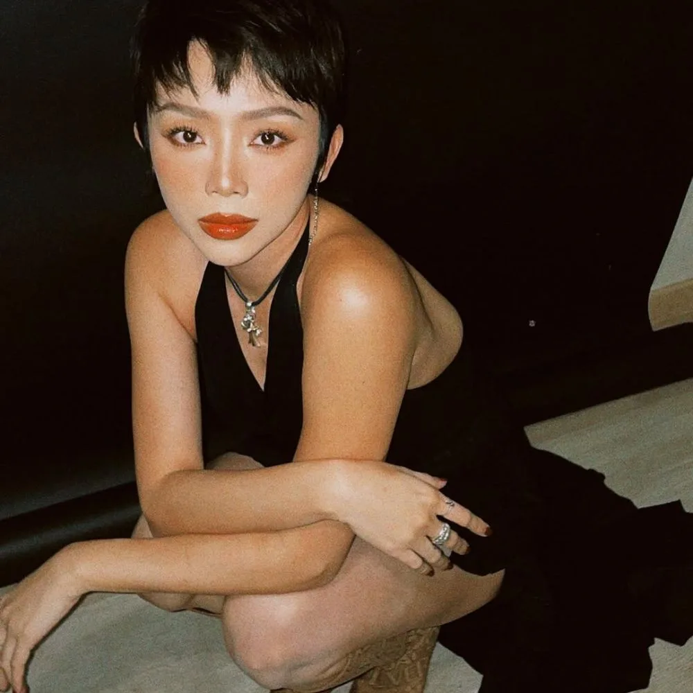 ca sĩ Tóc Tiên makeup tông cam, kết hợp cùng son màu đỏ cam