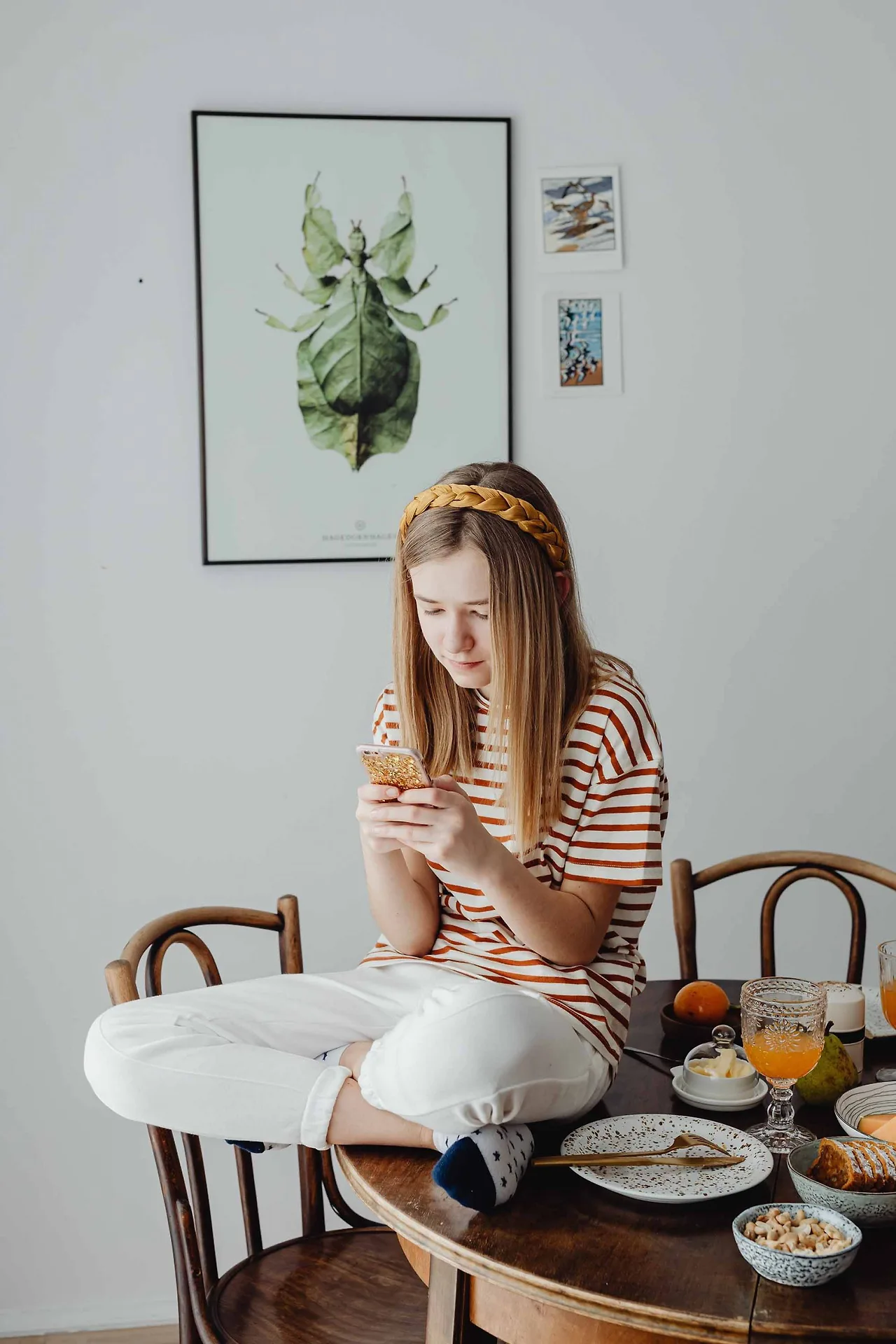 cô gái kiểm tra điện thoại