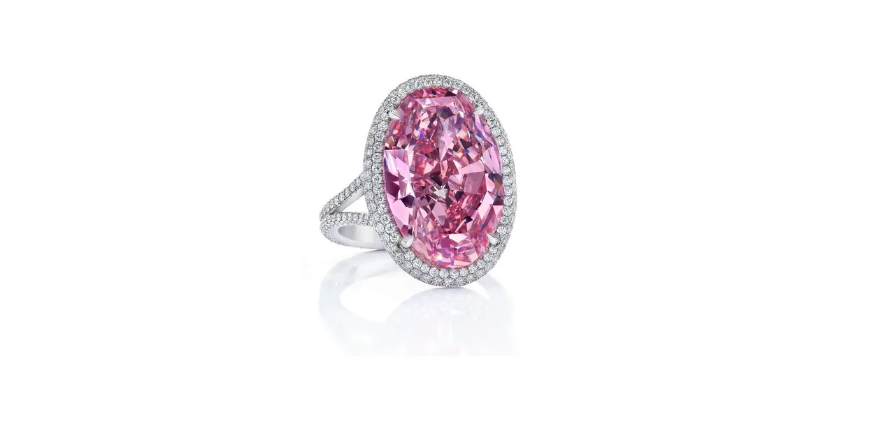 Chiếc nhẫn The Pink Promise.