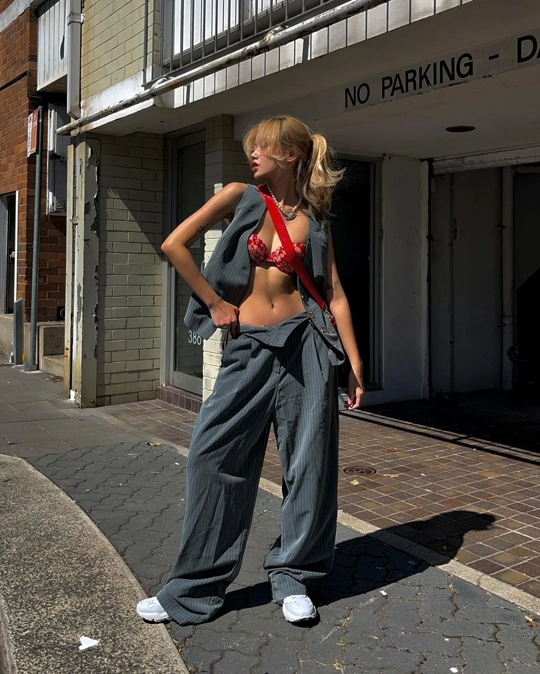 bra đỏ phối suit