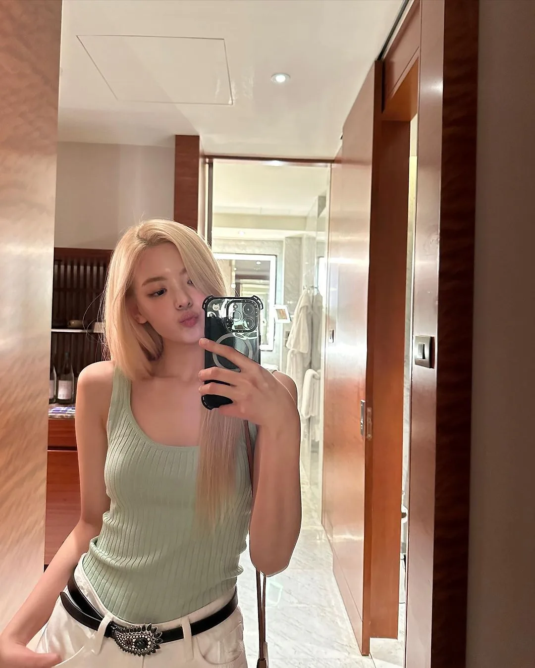 Lia diện tanktop màu xanh