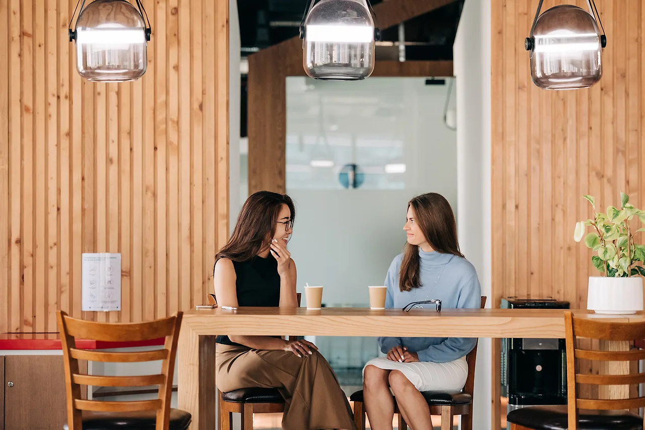 Hiệu ứng tắc kè hoa xảy ra khi hai cô gái nói chuyện với nhau
