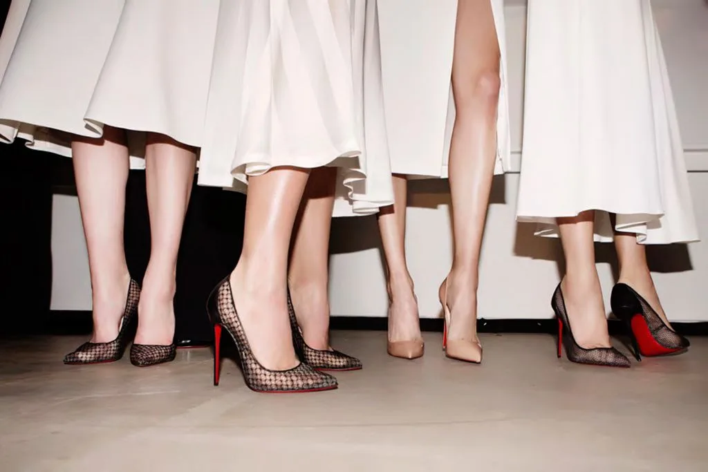 nguoi mau mac vay trang di giay cao got Christian Louboutin nguoi mau mac vay trang di giay cao got Christian Louboutin