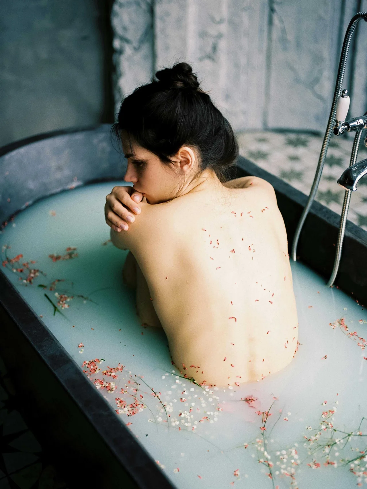 cô gái trị mụn lưng tại nhà