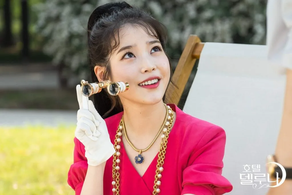 iu đầm hồng vòng cổ vàng ống nhòm hotel del luna