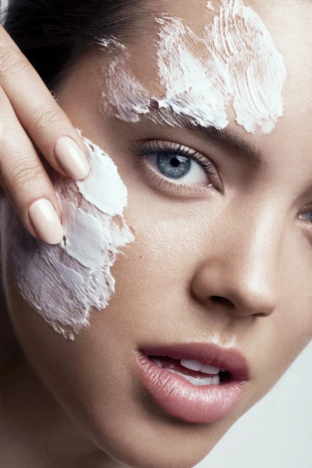 Xoá bỏ ngay lời khuyên làm đẹp sai lầm khi cho rằng da dầu không cần dưỡng ẩm. Xoá bỏ ngay lời khuyên làm đẹp sai lầm khi cho rằng da dầu không cần dưỡng ẩm.