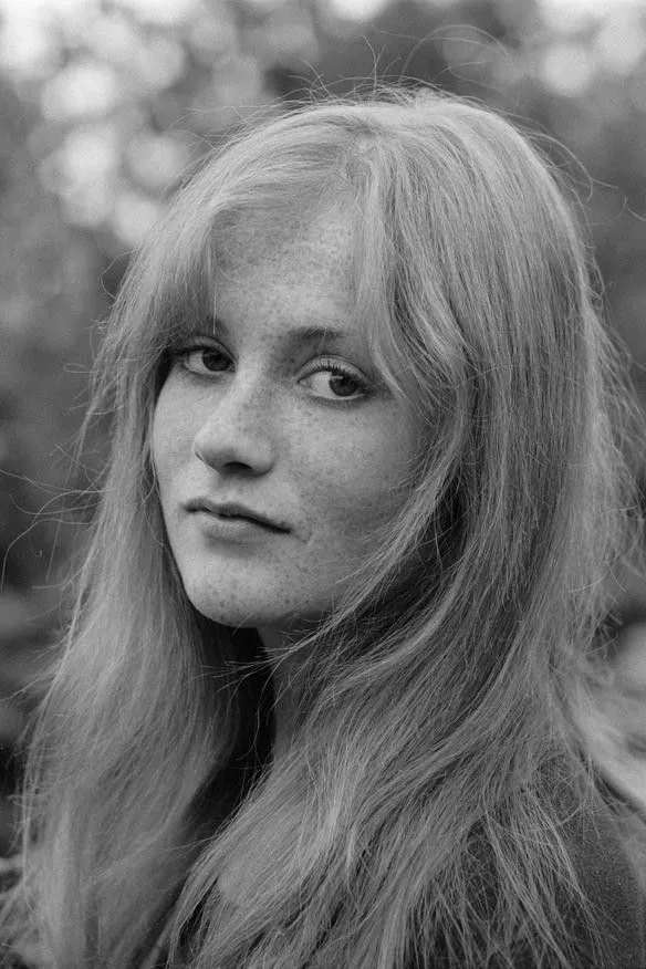 Isabelle Huppert gợi cảm và đầy thu hút với Fracas by Robert Piguet.