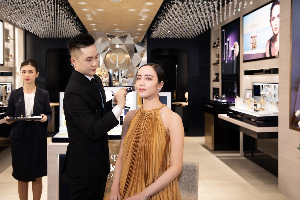 Chuyên gia Trang điểm & Đào tạo của thương hiệu thực hiện trang điểm mẫu với kem nền Radiant Fluid Foundation Matte mới. clé de peau beauté (14