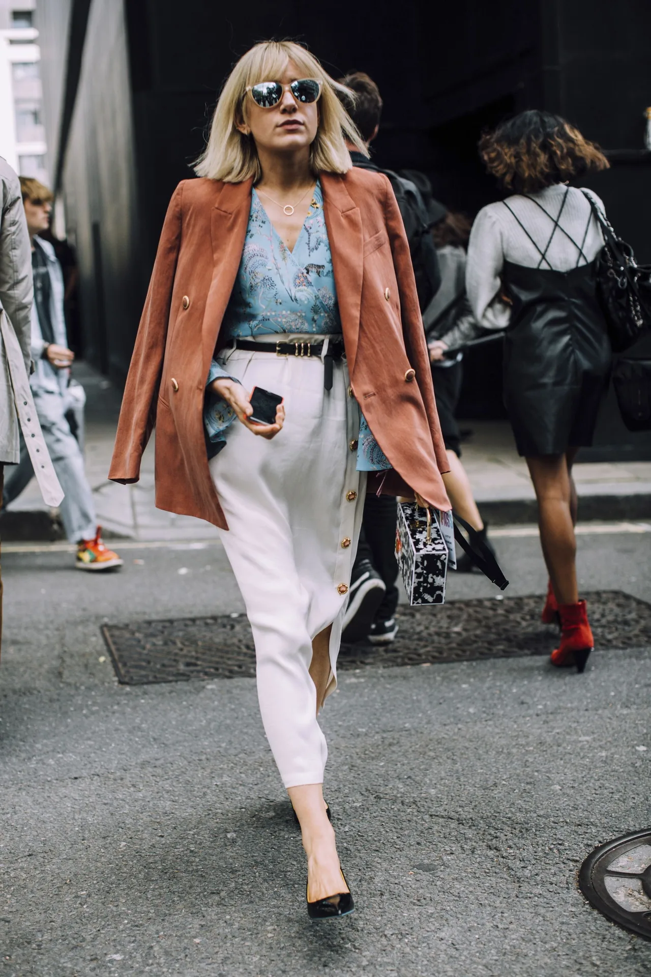 phối đồ công sở với blazer và áo hoa