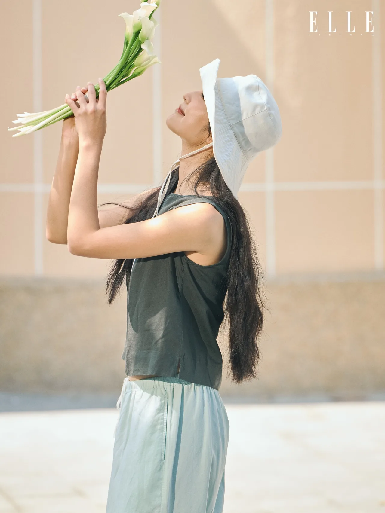 Helly Tống trong trang phục linen của UNIQLO