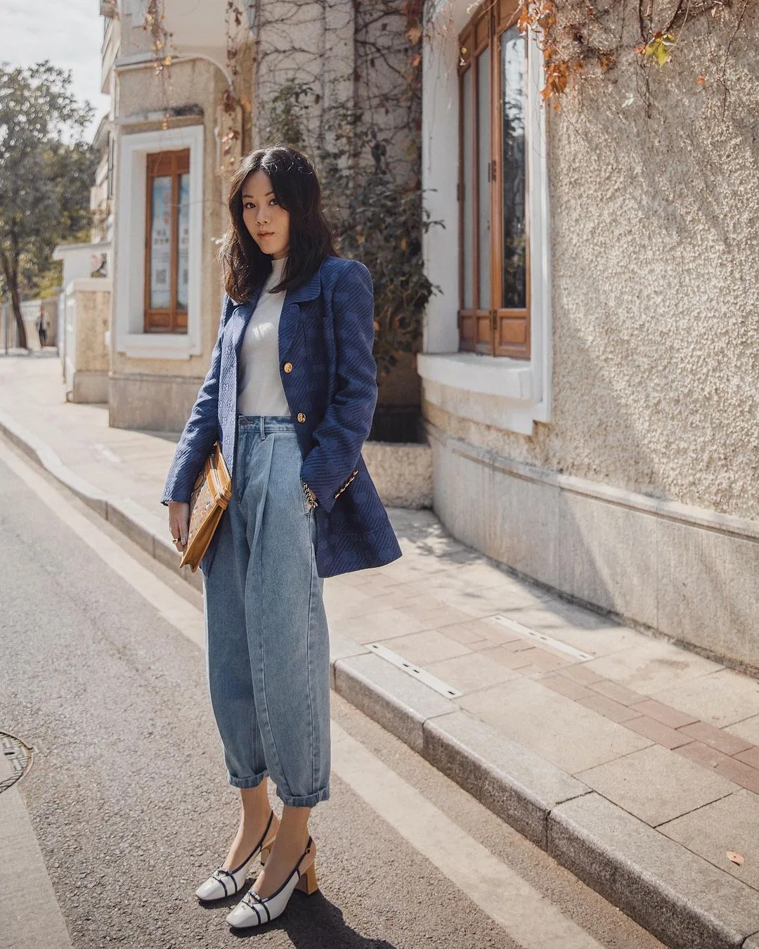 áo blazer phối cùng quần jeans nghệ thuật phối đồ layer