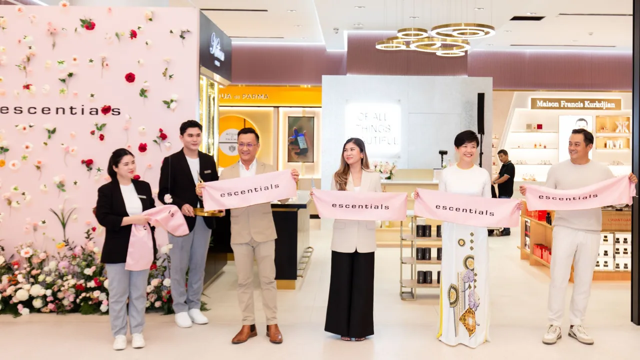 Hình ảnh cửa hàng escentials tại quận 7, thành phố Hồ Chí Minh.
