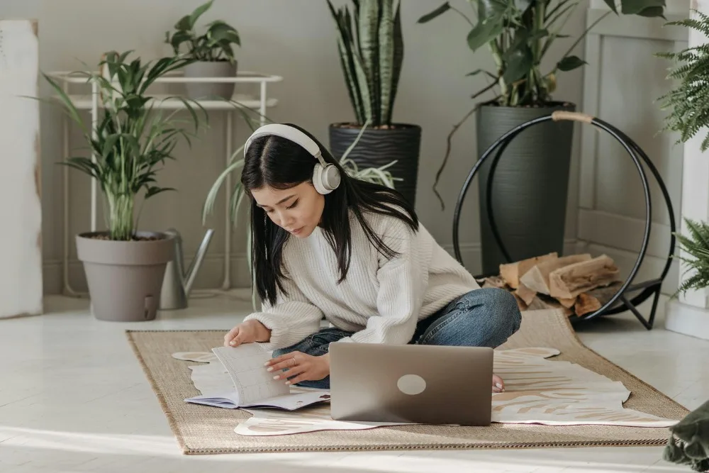 Cô gái đeo tai nghe làm việc tại nhà