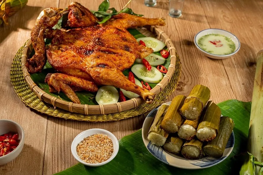 Gà nướng cơm lam ẩm thực