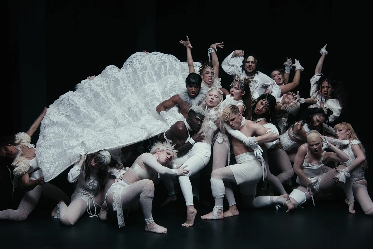 thiết kế đầm xoè trắng lady gaga