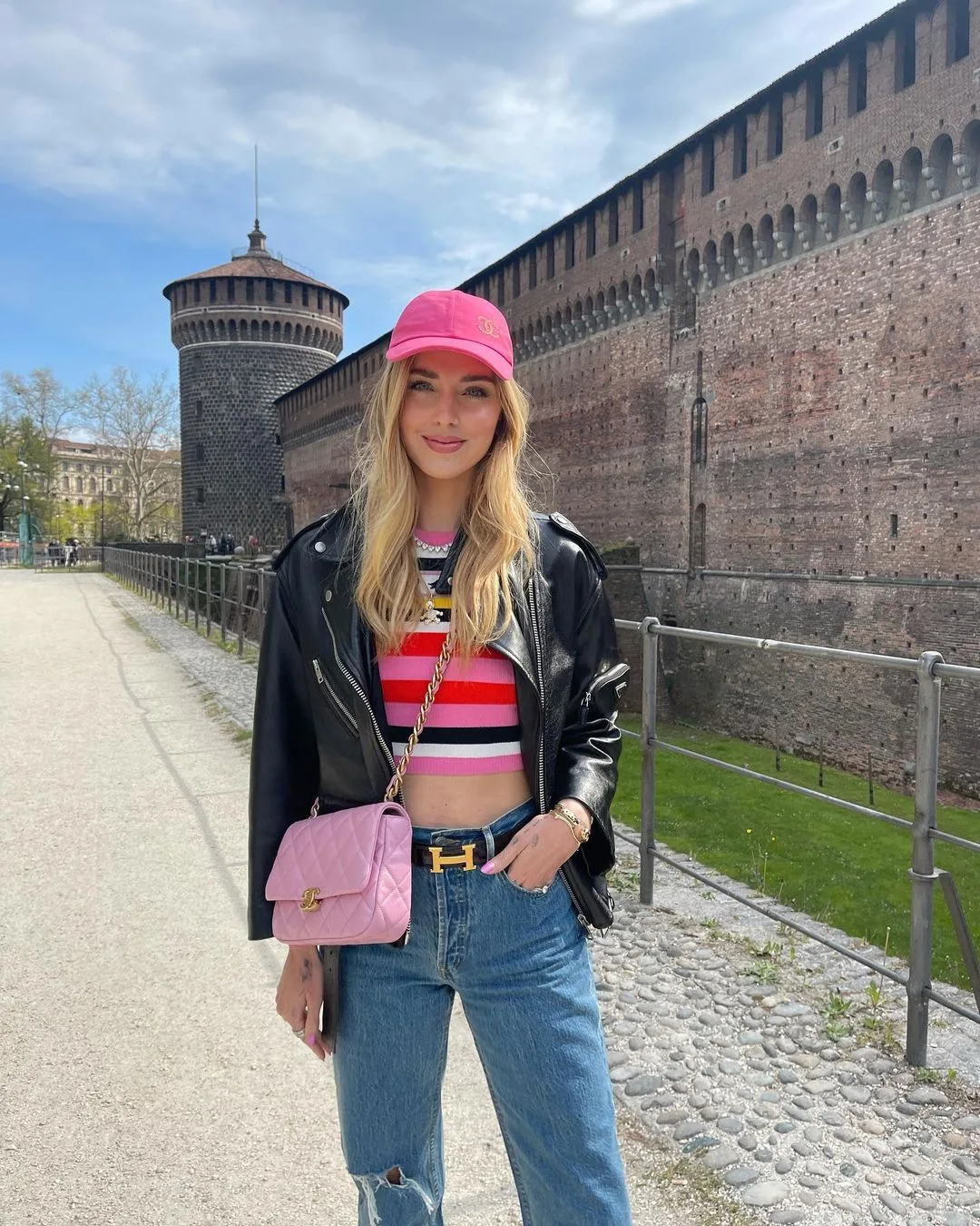crop top phối jeans và mũ lưỡi trai
