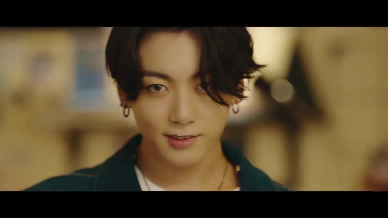 bts jungkook và ria sữa milkstache trong mv dynamite