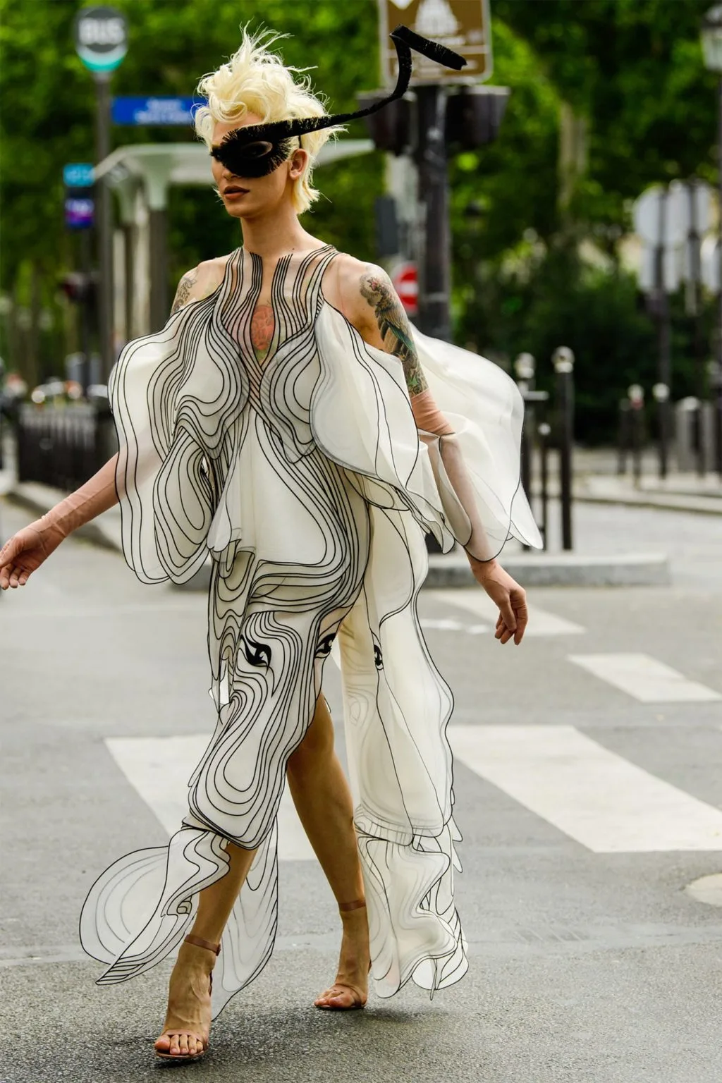 Phụ kiện độc lạ - mặt nạ che mắt từ Paris Haute Couture