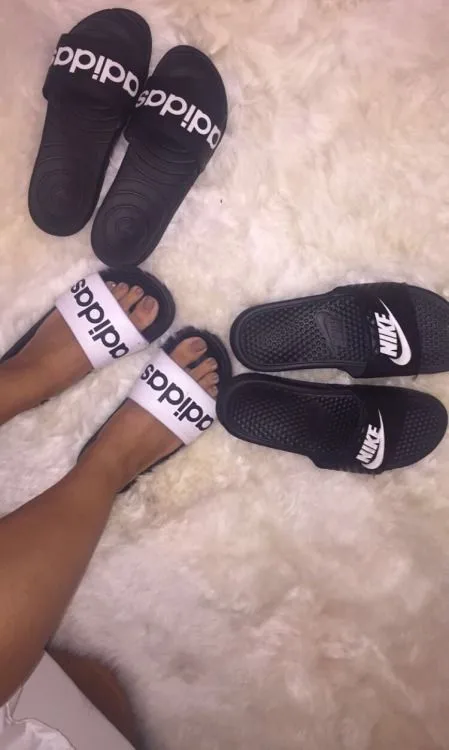 Mách bạn chọn các kiểu giày sandal nữ hot nhất hiện nay