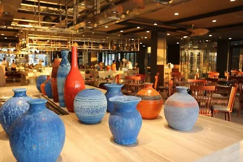Khu nghỉ dưỡng bao gồm hai nhà hàng mang phong cách đương đại và ba quán bar.