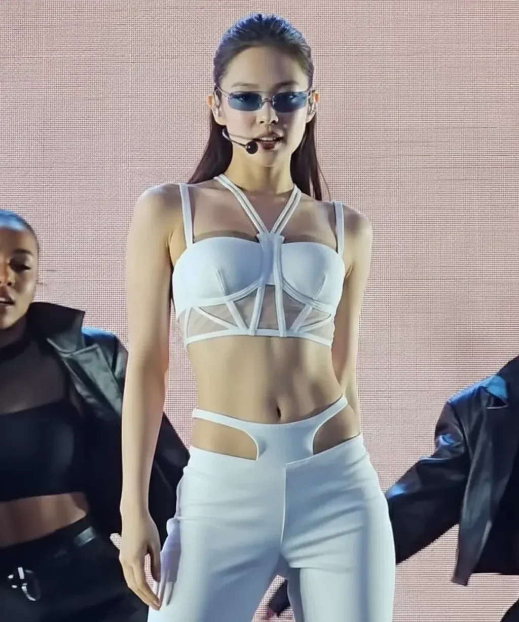 Những thiết kế cắt xẻ táo bạo, ánh bạc rực rỡ của Jennie trên sân khấu DEADLINE Worldtour