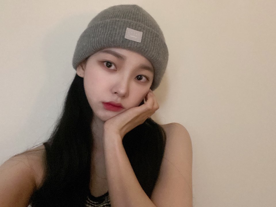 Karina đội mũ beanie len